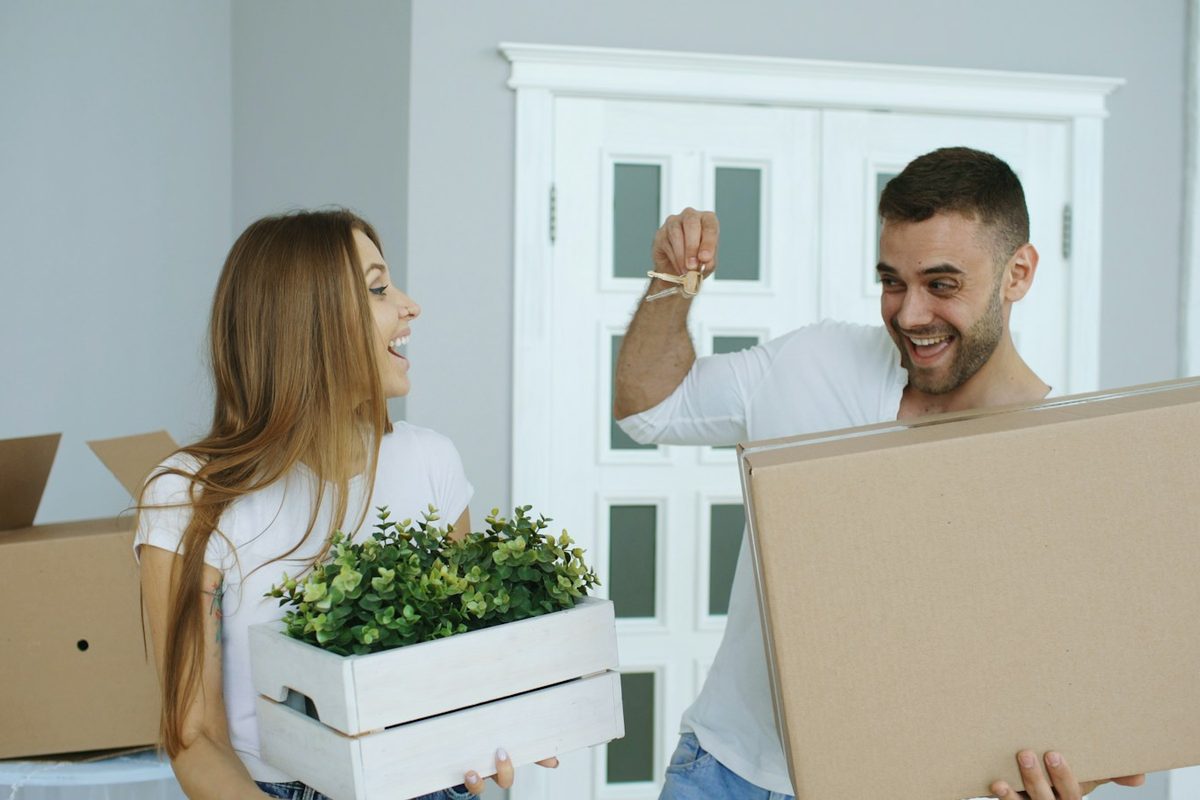 Stel met de sleutels van hun nieuwe huis